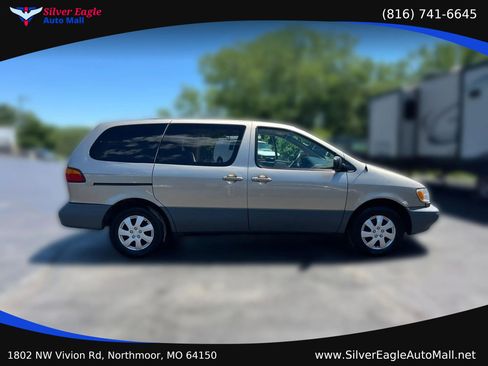 Used 2000 Toyota Sienna LE FWD image 2