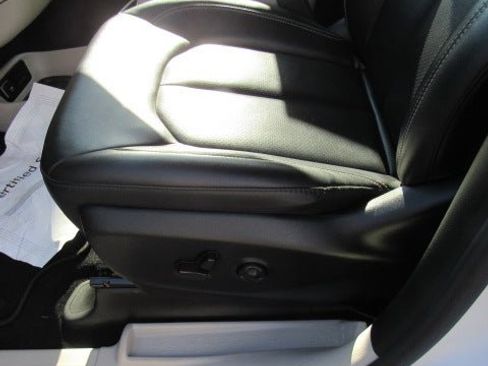 Used 2024 Chrysler Pacifica Touring-L image 17