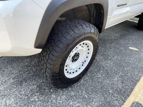 Certified 2023 Toyota Tacoma TRD Off-Road w/ Black Out Package (TMS) AWD/4WD image 9