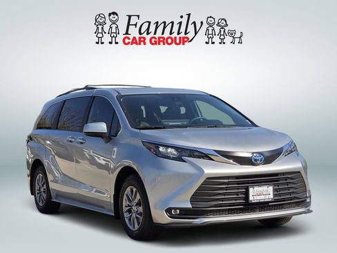 Used 2025 Toyota Sienna XLE FWD image 2