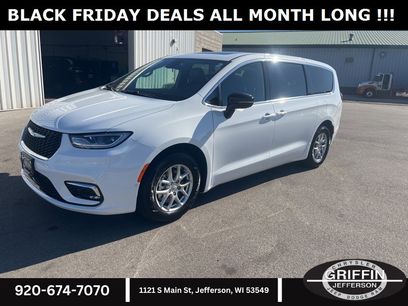 Used 2025 Chrysler Pacifica Select