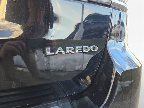 Used 2021 Jeep Grand Cherokee Laredo image 25