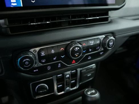 Used 2024 Jeep Wrangler Sahara image 19