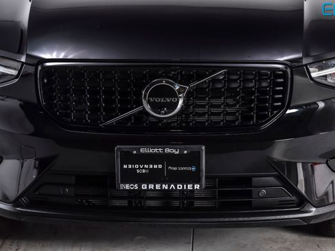 Used 2025 Volvo XC40 B5 Plus image 9