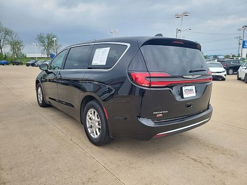 Used 2024 Chrysler Pacifica Touring-L FWD image 7