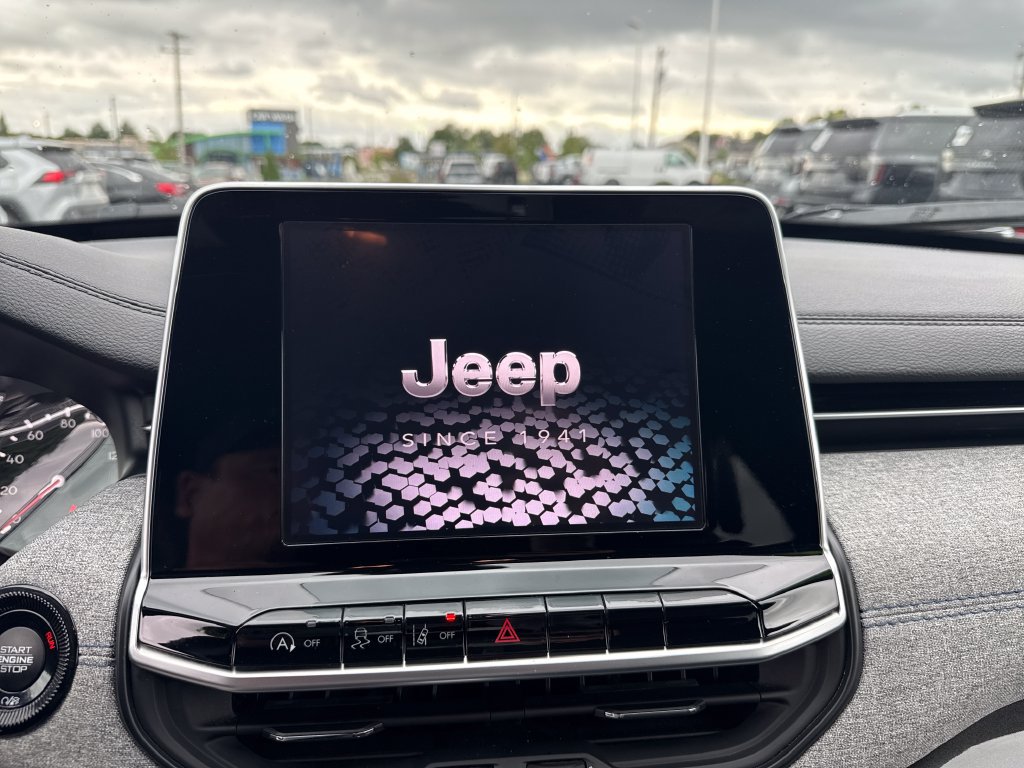 Used 2025 Jeep Compass Latitude w/ Sun & Sound Group AWD/4WD image 33