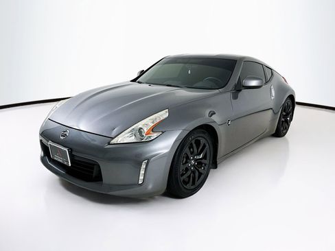 Used 2017 Nissan 370Z Coupe RWD image 3