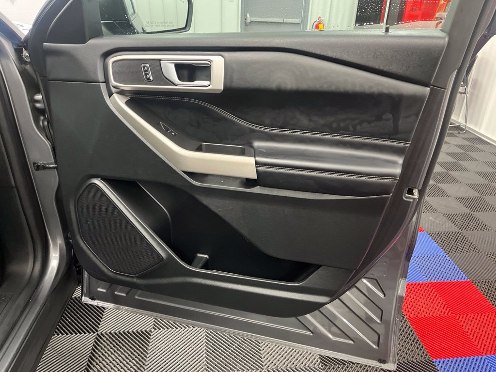 Used 2023 Ford Explorer XLT AWD/4WD image 10