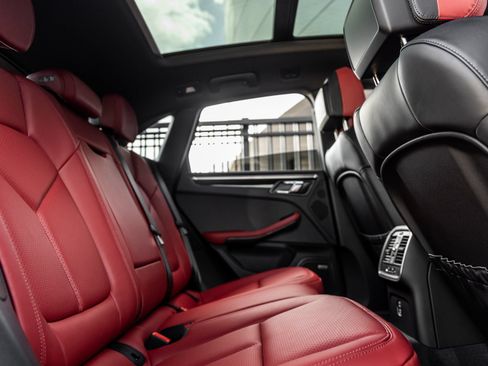 Certified 2025 Porsche Macan AWD/4WD image 35
