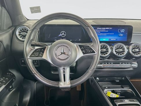 Used 2025 Mercedes-Benz GLB 250 4MATIC image 18
