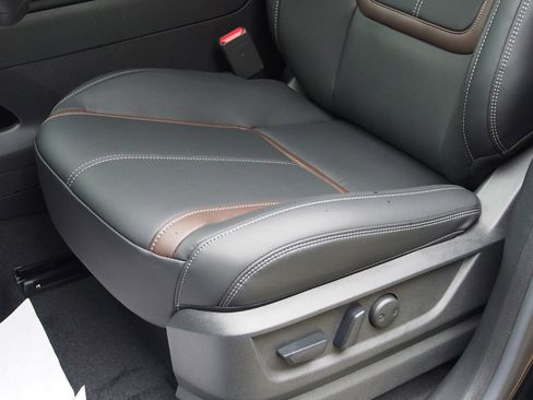 New 2026 Nissan Armada SL w/ Captain's Chari Seat Package image 18