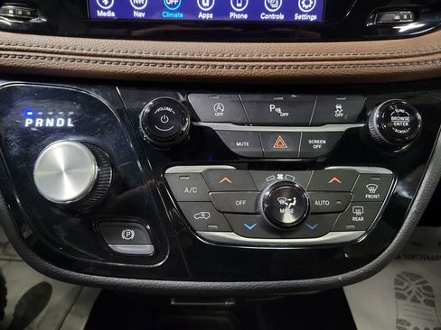 Used 2020 Chrysler Pacifica Limited image 18