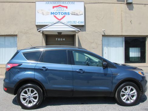 Used 2018 Ford Escape SE w/ Ford Safe & Smart Package AWD/4WD image 4