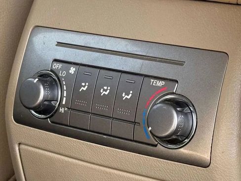 Used 2012 Toyota Highlander SE w/ Tow Pkg image 19