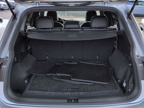 Used 2023 Volkswagen Tiguan SE R-Line image 35