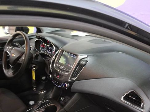 Used 2019 Chevrolet Cruze LT FWD image 12