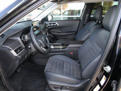 New 2025 Mitsubishi Outlander SE image 15