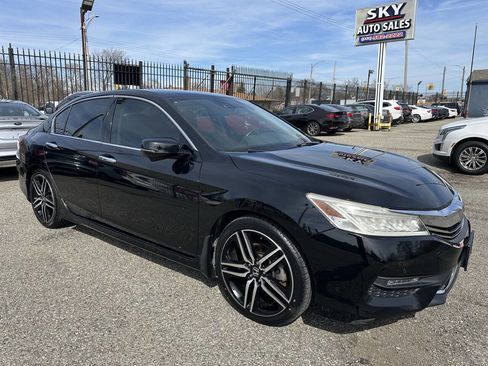 Used 2017 Honda Accord Touring image 1