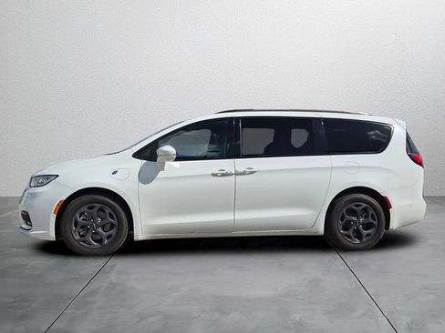Used 2021 Chrysler Pacifica Touring-L w/ Uconnect Theater Family Group FWD image 2