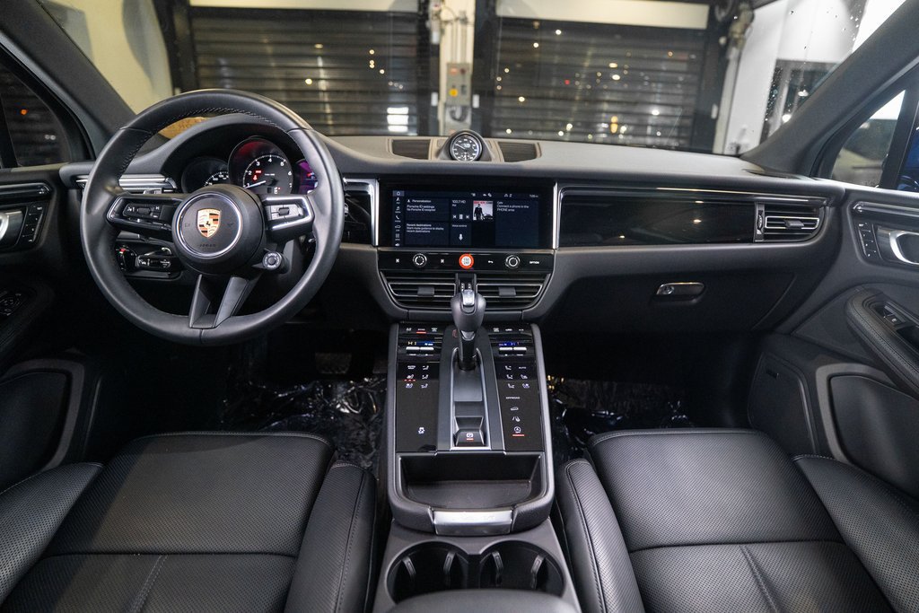 Certified 2025 Porsche Macan AWD/4WD image 15