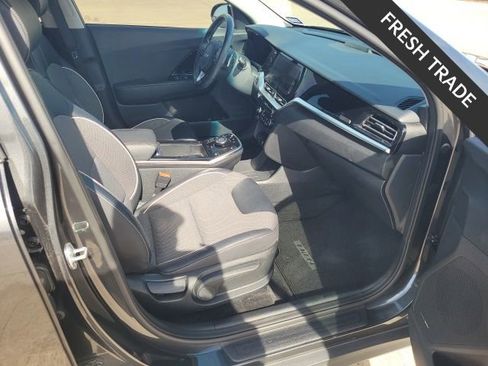 Used 2022 Kia Niro EX image 7