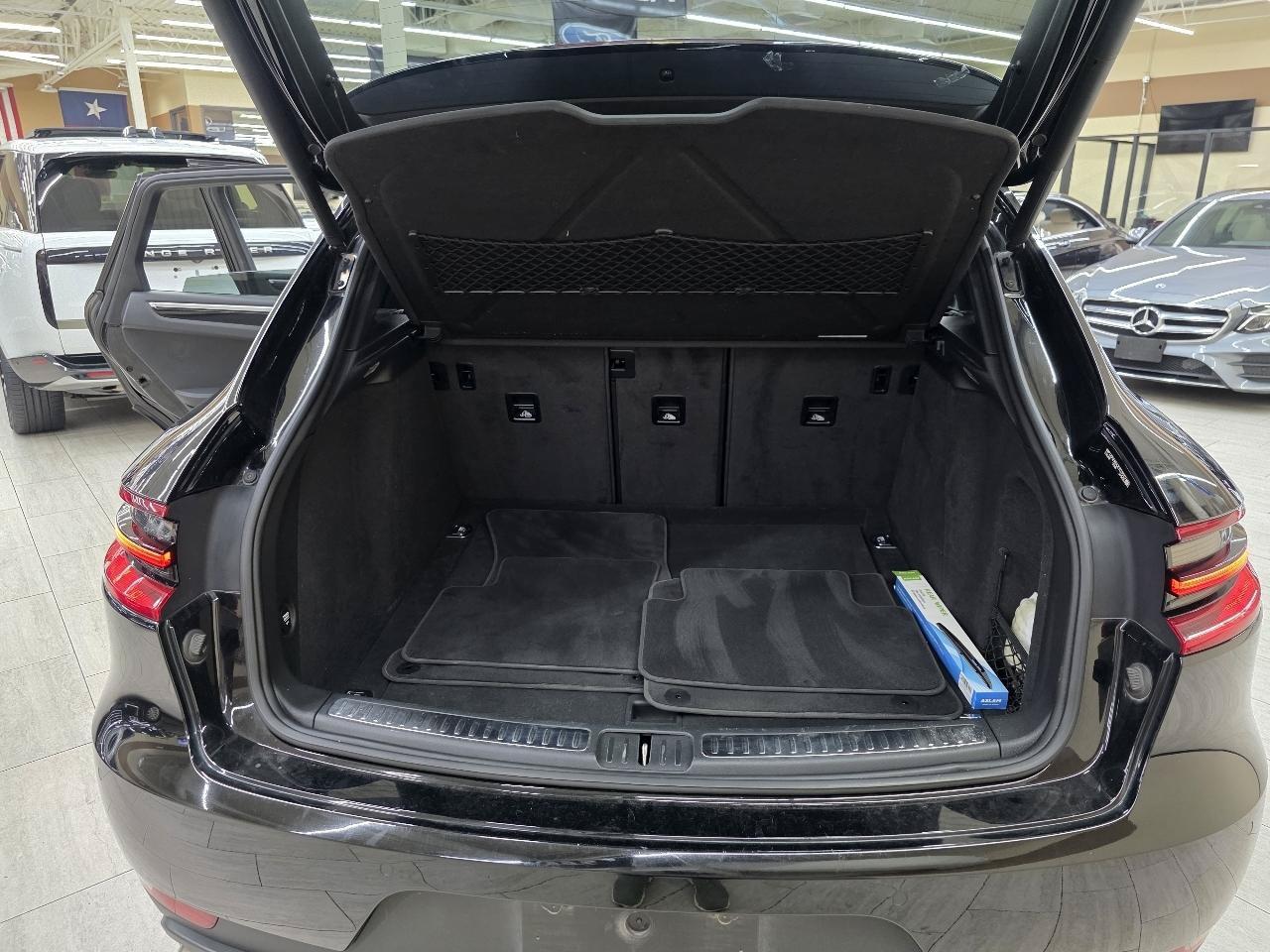 Used 2018 Porsche Macan AWD/4WD image 12