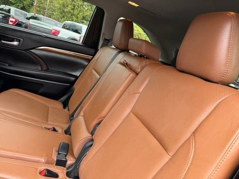 Used 2017 Toyota Highlander Limited AWD/4WD image 38