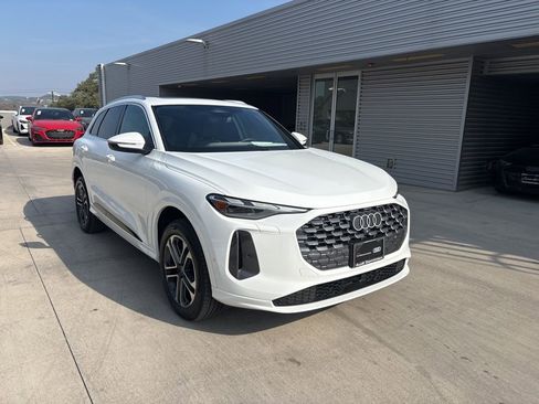 Used 2025 Audi Q5 Premium w/ Convenience Package image 3