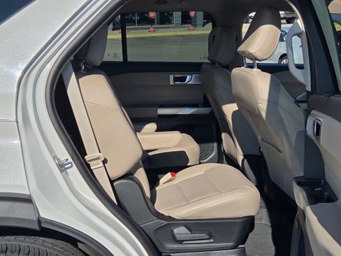 Used 2023 Ford Explorer Limited w/ Limited Technology Package RWD image 16
