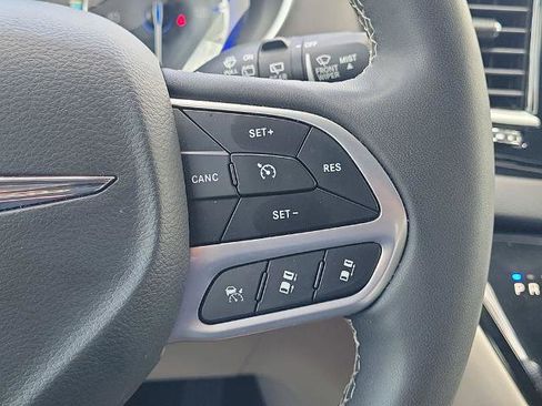 Used 2023 Chrysler Pacifica Touring-L FWD image 25