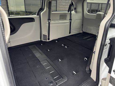 Used 2019 Dodge Grand Caravan SE w/ UConnect Hands-Free Group image 40