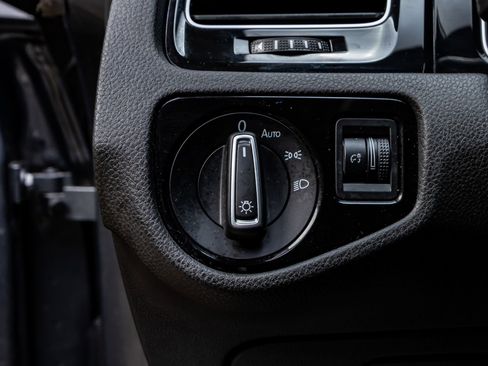 Used 2018 Volkswagen Golf R 4-Door image 17