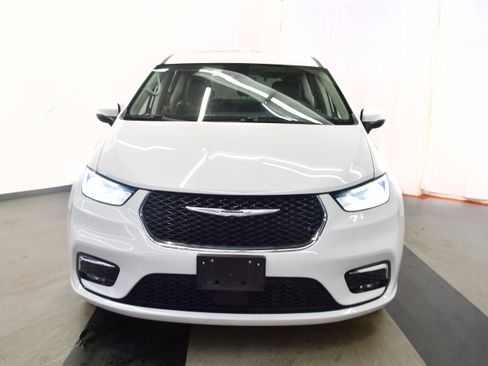 Used 2023 Chrysler Pacifica Touring-L image 4