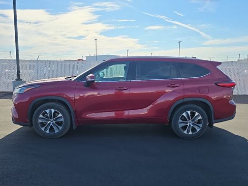 Certified 2020 Toyota Highlander XLE AWD/4WD image 4