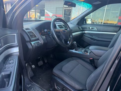 Used 2017 Ford Explorer XLT FWD image 8