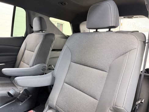 Used 2025 Chevrolet Traverse LT FWD image 24