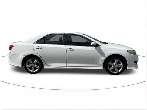 Used 2014 Toyota Camry SE FWD image 2