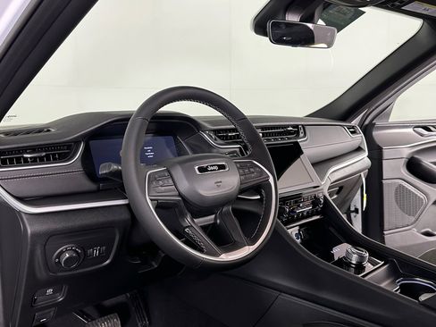 New 2025 Jeep Grand Cherokee Altitude image 2