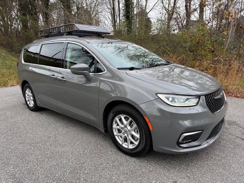 Used 2022 Chrysler Pacifica Touring-L image 4