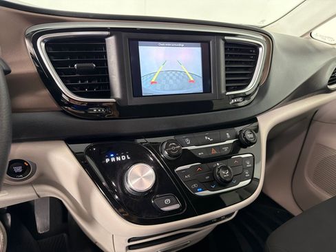Used 2018 Chrysler Pacifica LX FWD image 17