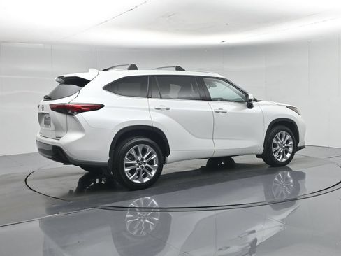Used 2022 Toyota Highlander Limited FWD image 34
