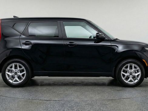 Used 2025 Kia Soul LX w/ LX Technology Package FWD image 11