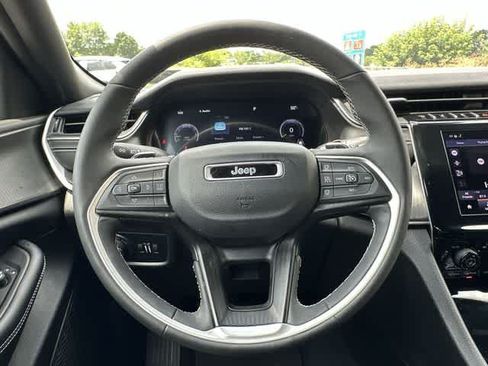 Used 2023 Jeep Grand Cherokee Altitude AWD/4WD image 8