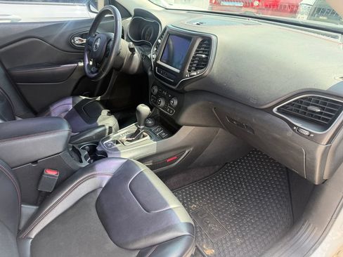 Used 2019 Jeep Cherokee Trailhawk w/ Cold Weather Group AWD/4WD image 3