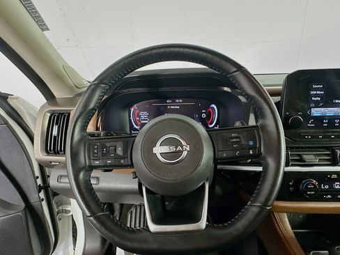 Used 2023 Nissan Pathfinder Platinum FWD image 11