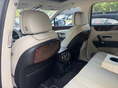 Used 2018 Bentley Bentayga AWD/4WD image 7