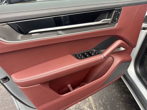 Used 2025 Porsche Cayenne Turbo image 15