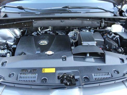 Used 2018 Toyota Highlander XLE image 40