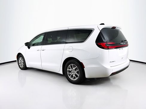 Used 2024 Chrysler Pacifica Touring-L image 30
