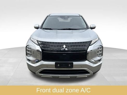 Used 2024 Mitsubishi Outlander SE image 2